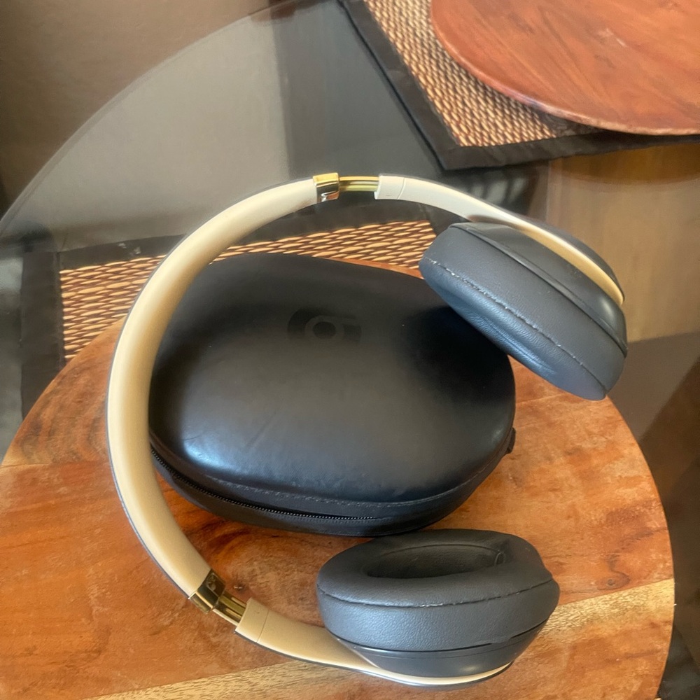 Beats Studio 3 Wireless Headphones - Picture 3 of 8